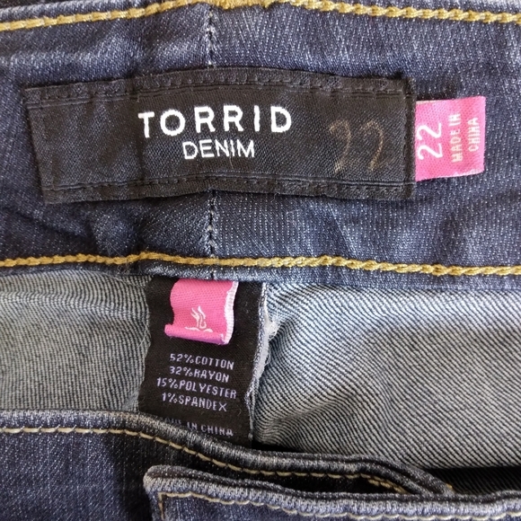 Size 22 Torrid Jeans Tapered Leg Zipper at Ankle - Picture 2 of 9